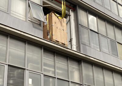 Kiemelés egy budapesti gyárban