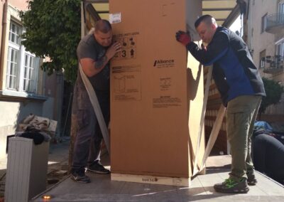 Ipari hűtőgép mozgatása Győrben.