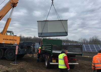 Trafó daruzása egy napelem parknál Pestmegyében