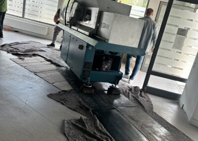 Gépbevitel egy új csarnokban ezért nagyon fontos a padlóvédelem.