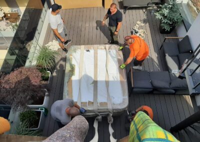 Tetőre kellett a jacuzzit húzni