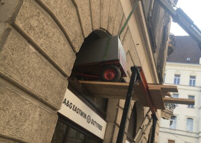 Daruzás az ablakon ki egy méretes trezorral.