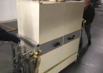 Páncélszekrény szállítás egy budapesti mélygarázsban