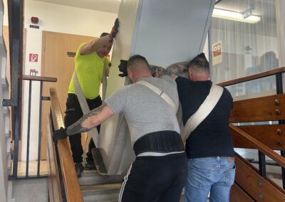 Emeletről kellett hozni őket 450 kg.