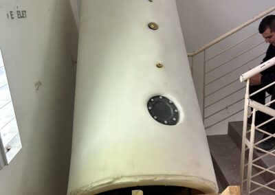 Puffertartály lépcsőn való felvitele egy budapesti építkezésen