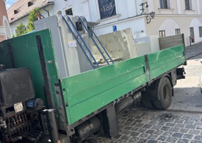 Szentendrei bankfiókból kellett páncélszekrényt szállítani.