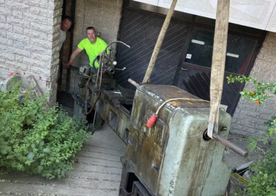 Ipari gép daruzása garázsban.