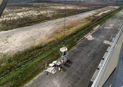 Debrecenben egy gyár tetetején kellett a klímákat deponálni.