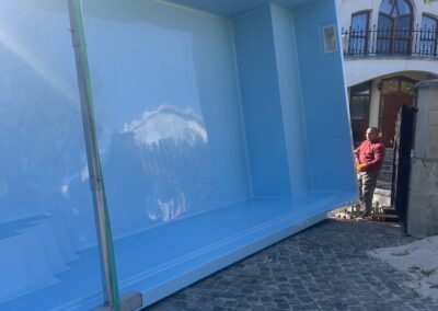 Súlya és az alakja miatt csak az oldalán tudtuk a végleges helyét megközelíteni.