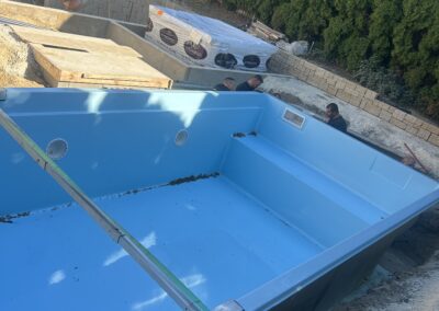 Budapesten egy 7 méter hosszú medence deponálása.