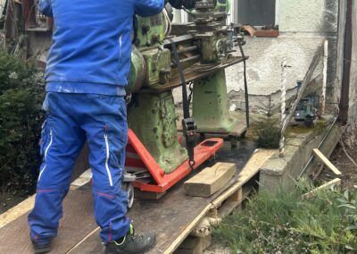 Régi gép kihozatala egy budapest családi ház udvarán